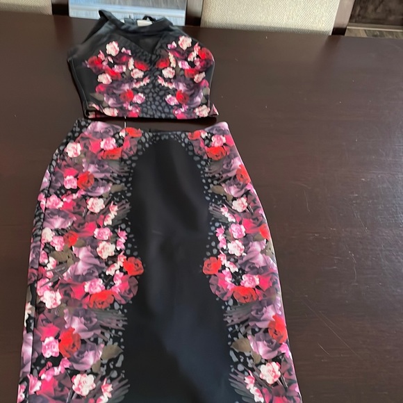 Guess Brand 2 piece set crop and skirt knee length - Picture 3 of 4